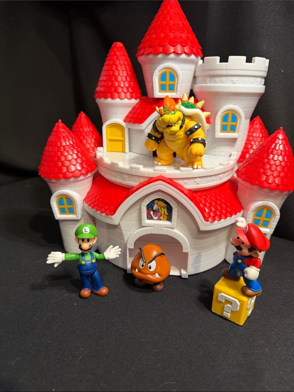 Nintendo Super Mario Mushroom Kingdom Castle Peach Castle & 4 Figures